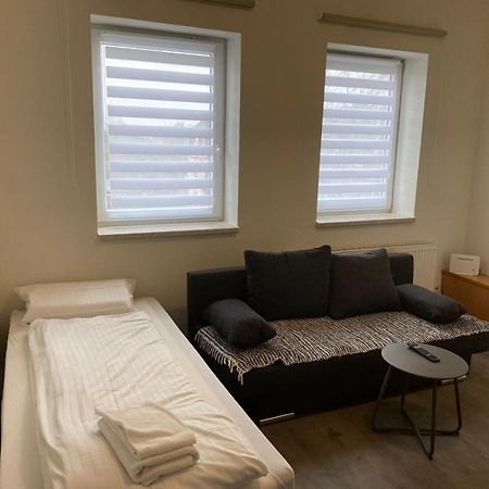 Modernes Apartment Mit 2 Schlafzimmern Und Privatparkplatz Nahe Innenstadt 노이뮌스터 외부 사진