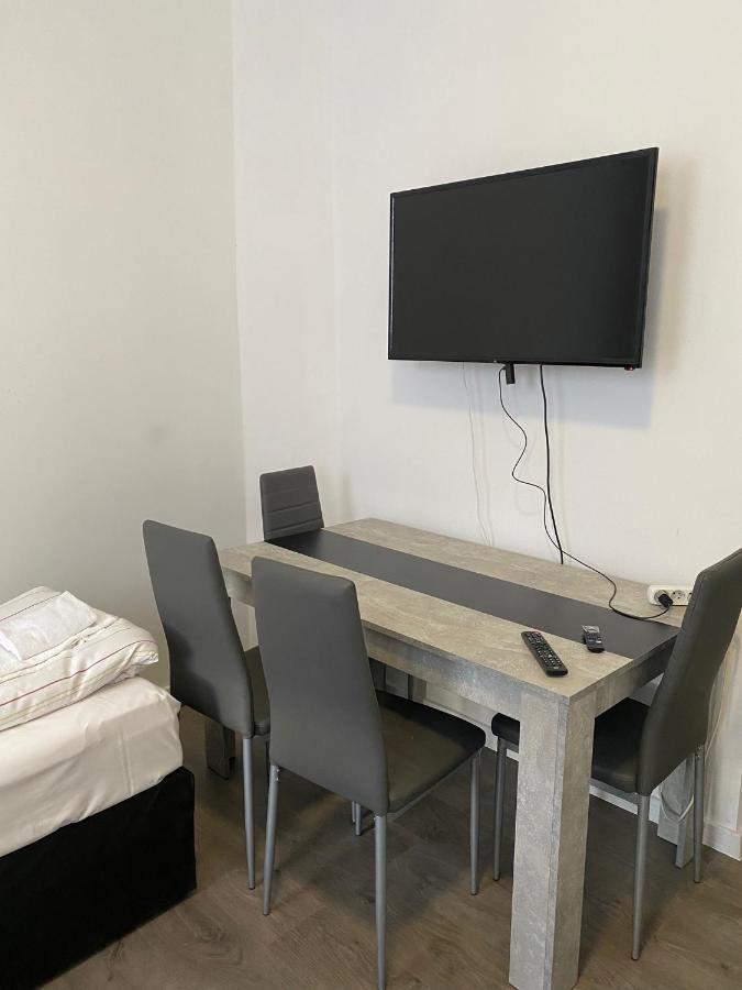 Modernes Apartment Mit 2 Schlafzimmern Und Privatparkplatz Nahe Innenstadt 노이뮌스터 외부 사진