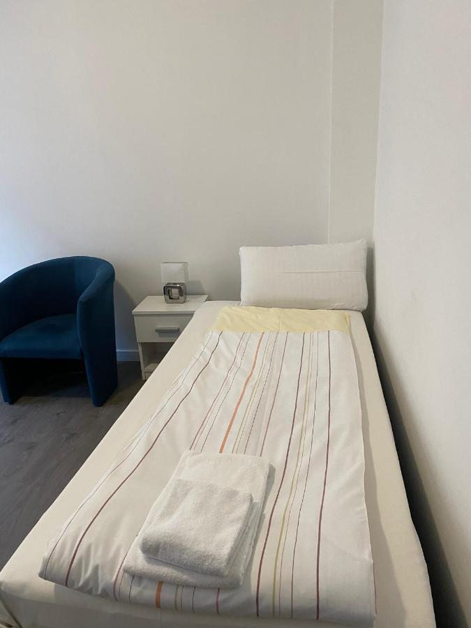 Modernes Apartment Mit 2 Schlafzimmern Und Privatparkplatz Nahe Innenstadt 노이뮌스터 외부 사진