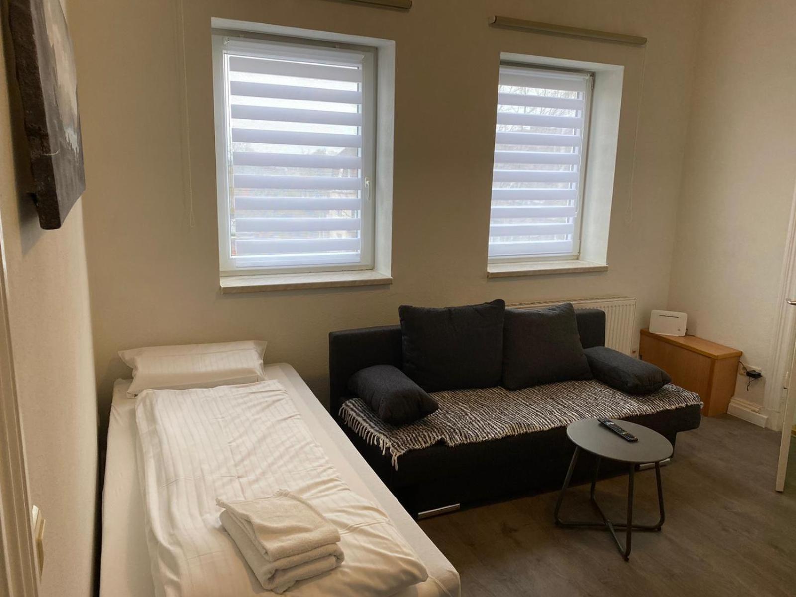 Modernes Apartment Mit 2 Schlafzimmern Und Privatparkplatz Nahe Innenstadt 노이뮌스터 외부 사진