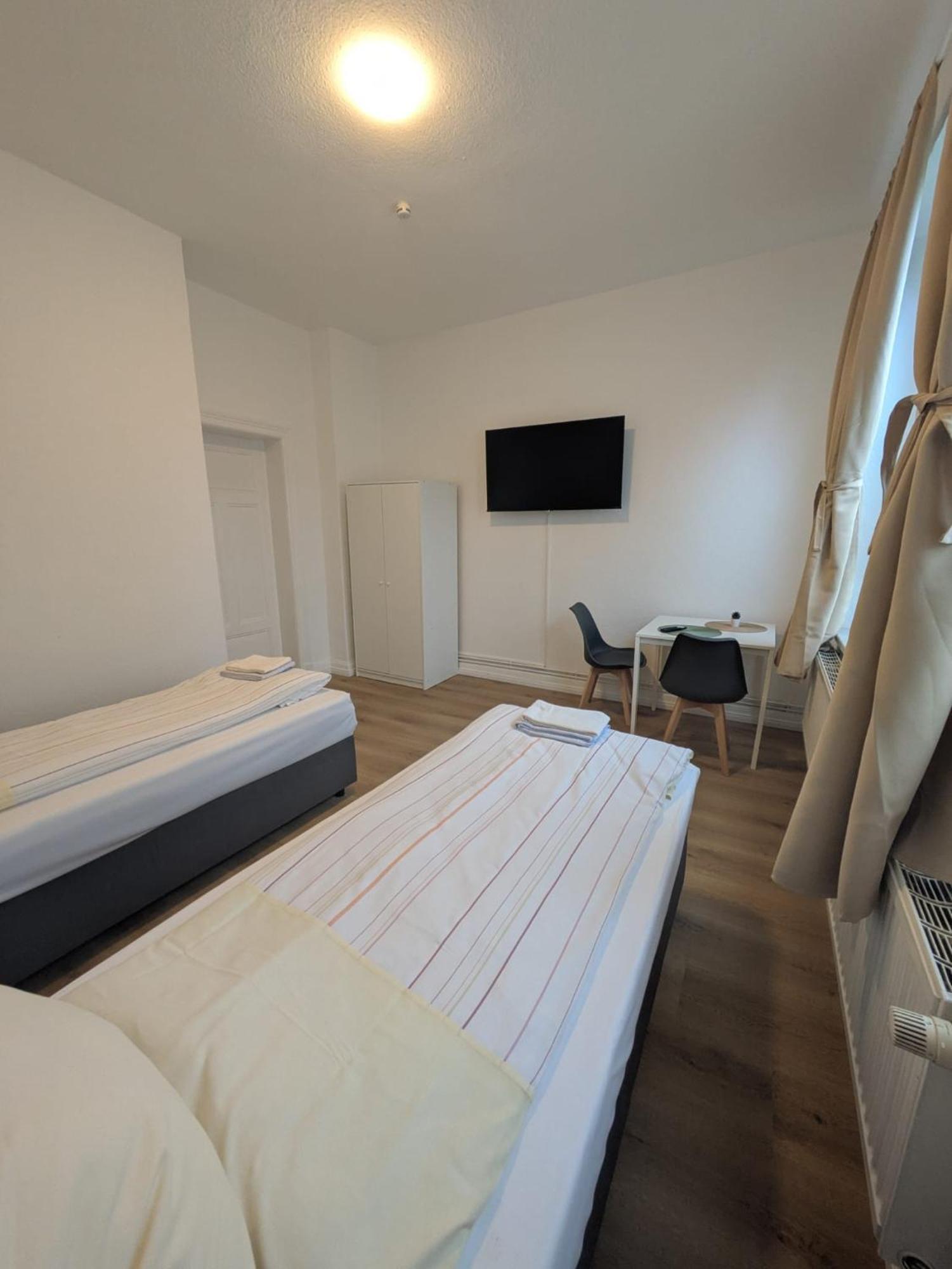 Modernes Apartment Mit 2 Schlafzimmern Und Privatparkplatz Nahe Innenstadt 노이뮌스터 외부 사진