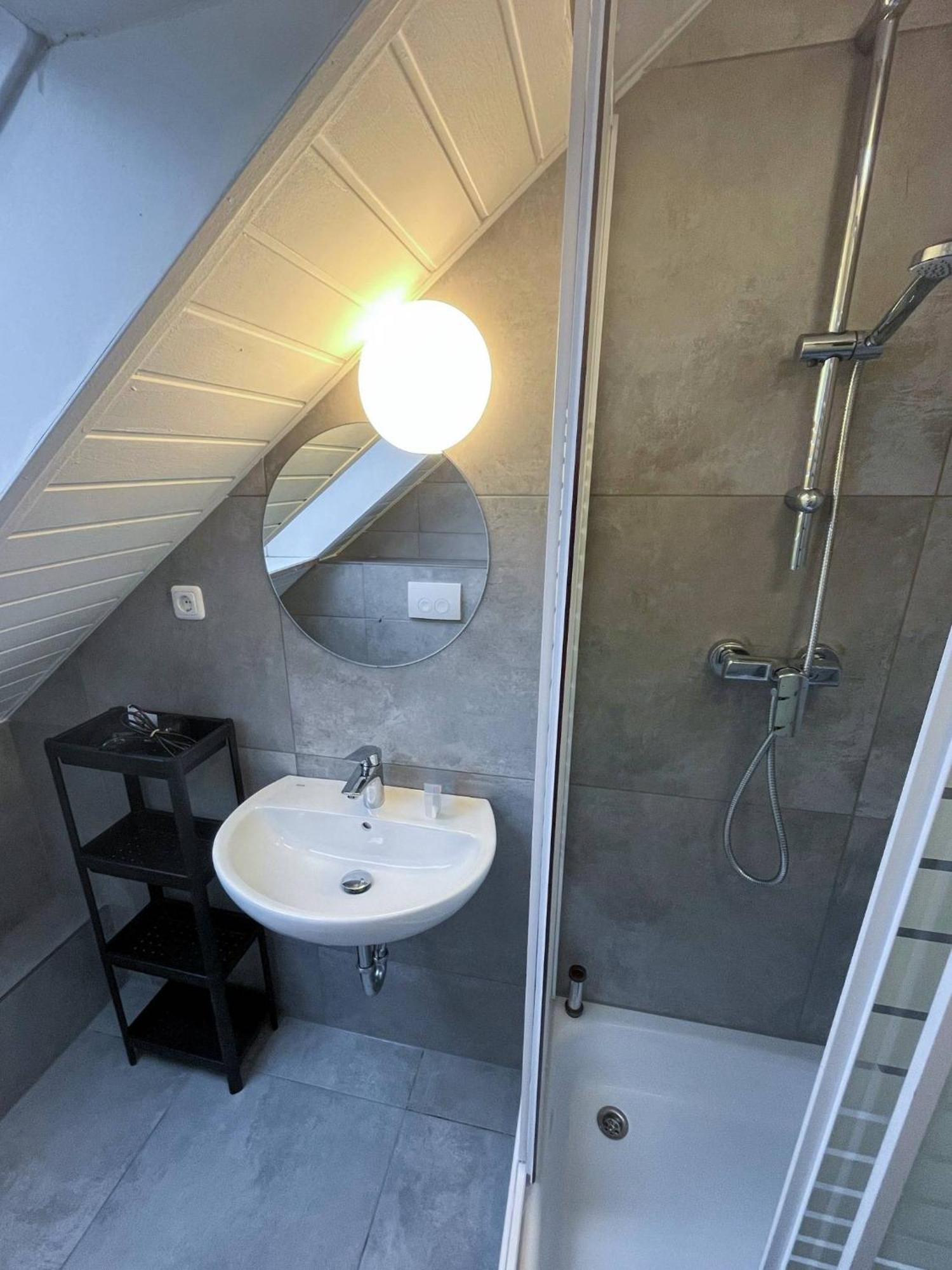 Modernes Apartment Mit 2 Schlafzimmern Und Privatparkplatz Nahe Innenstadt 노이뮌스터 외부 사진