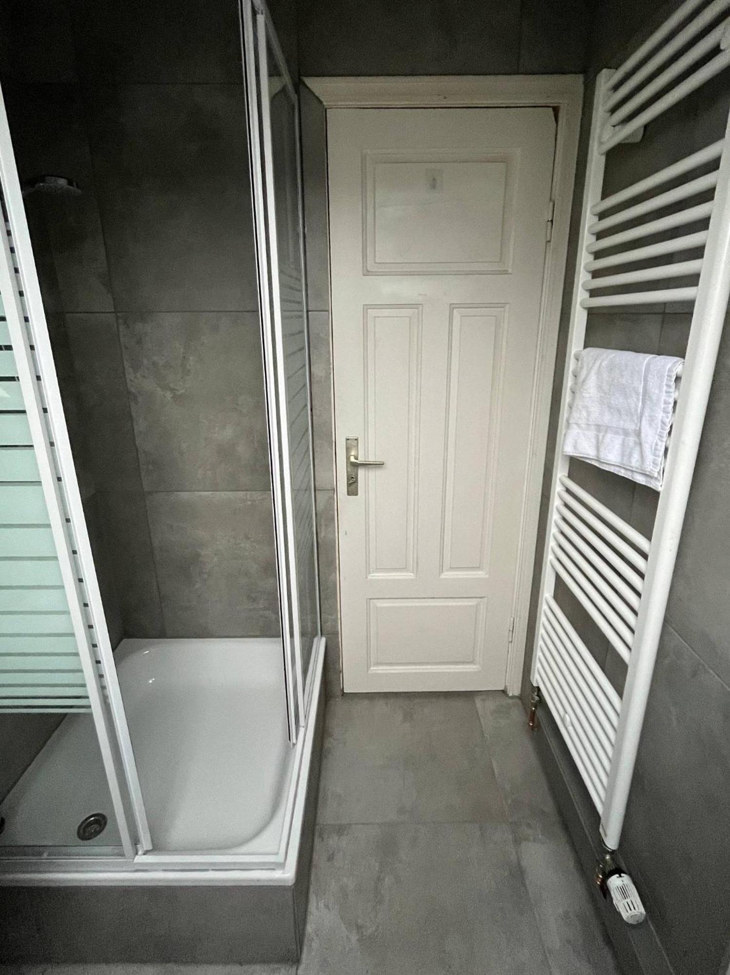 Modernes Apartment Mit 2 Schlafzimmern Und Privatparkplatz Nahe Innenstadt 노이뮌스터 외부 사진