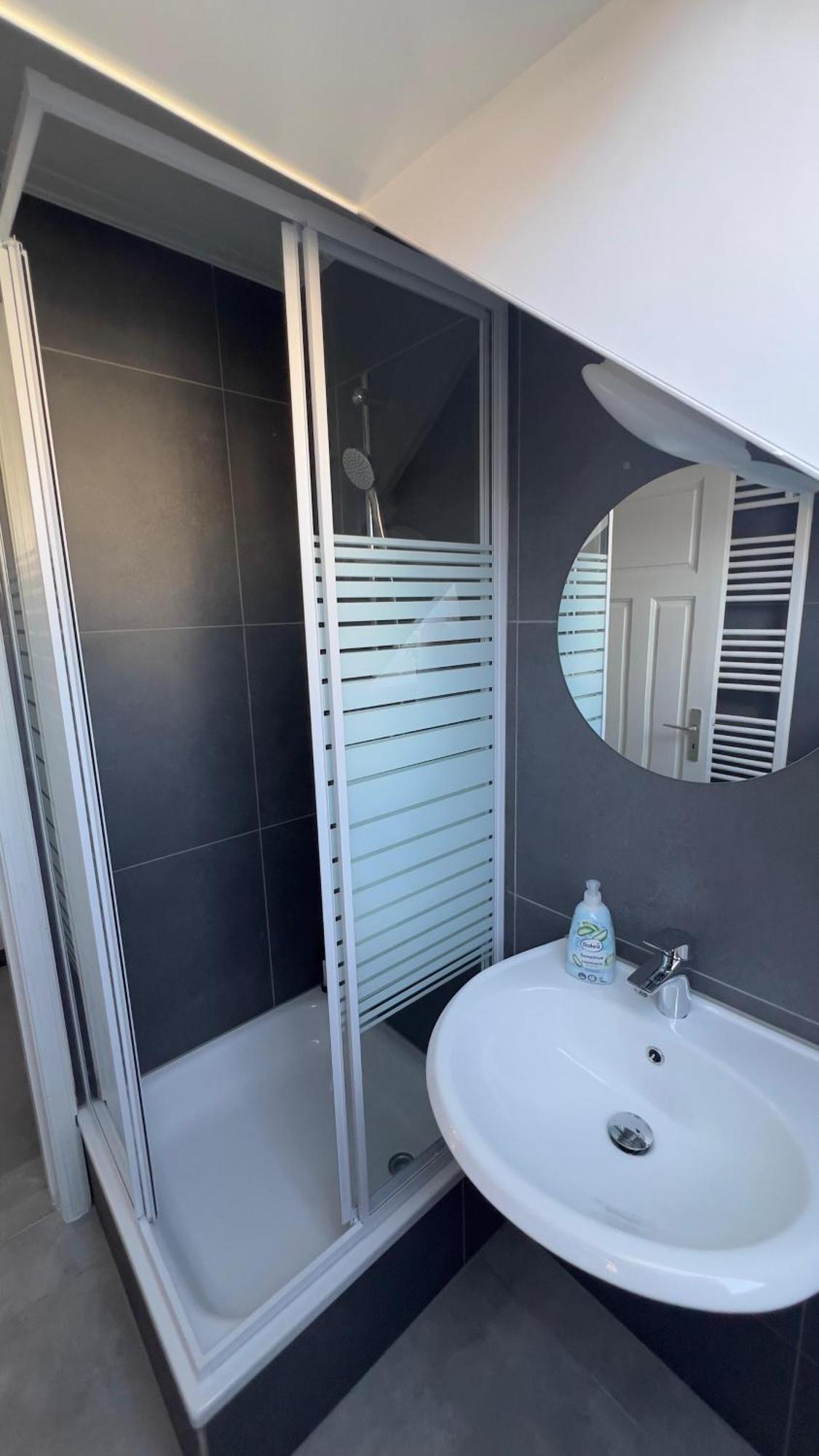 Modernes Apartment Mit 2 Schlafzimmern Und Privatparkplatz Nahe Innenstadt 노이뮌스터 외부 사진