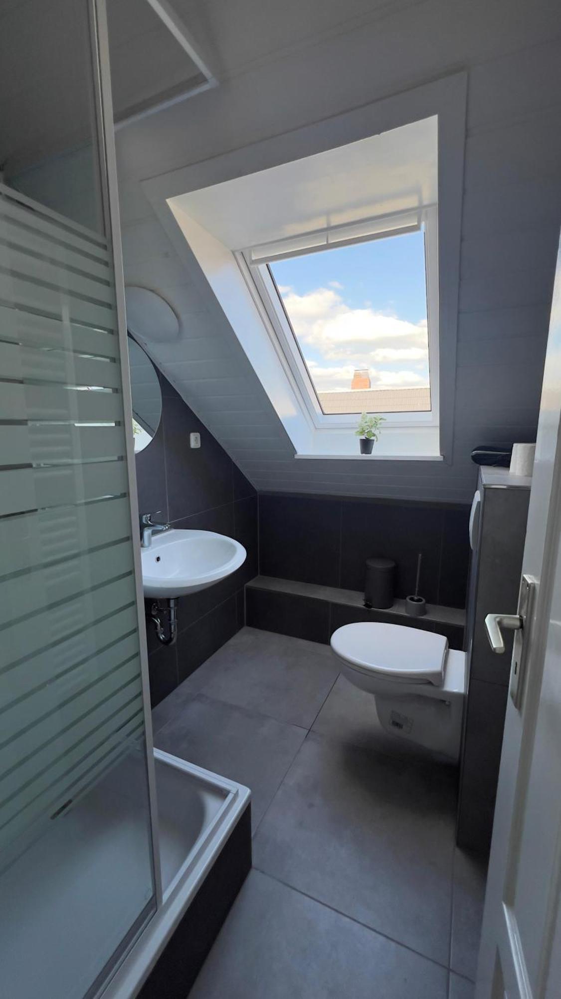 Modernes Apartment Mit 2 Schlafzimmern Und Privatparkplatz Nahe Innenstadt 노이뮌스터 외부 사진