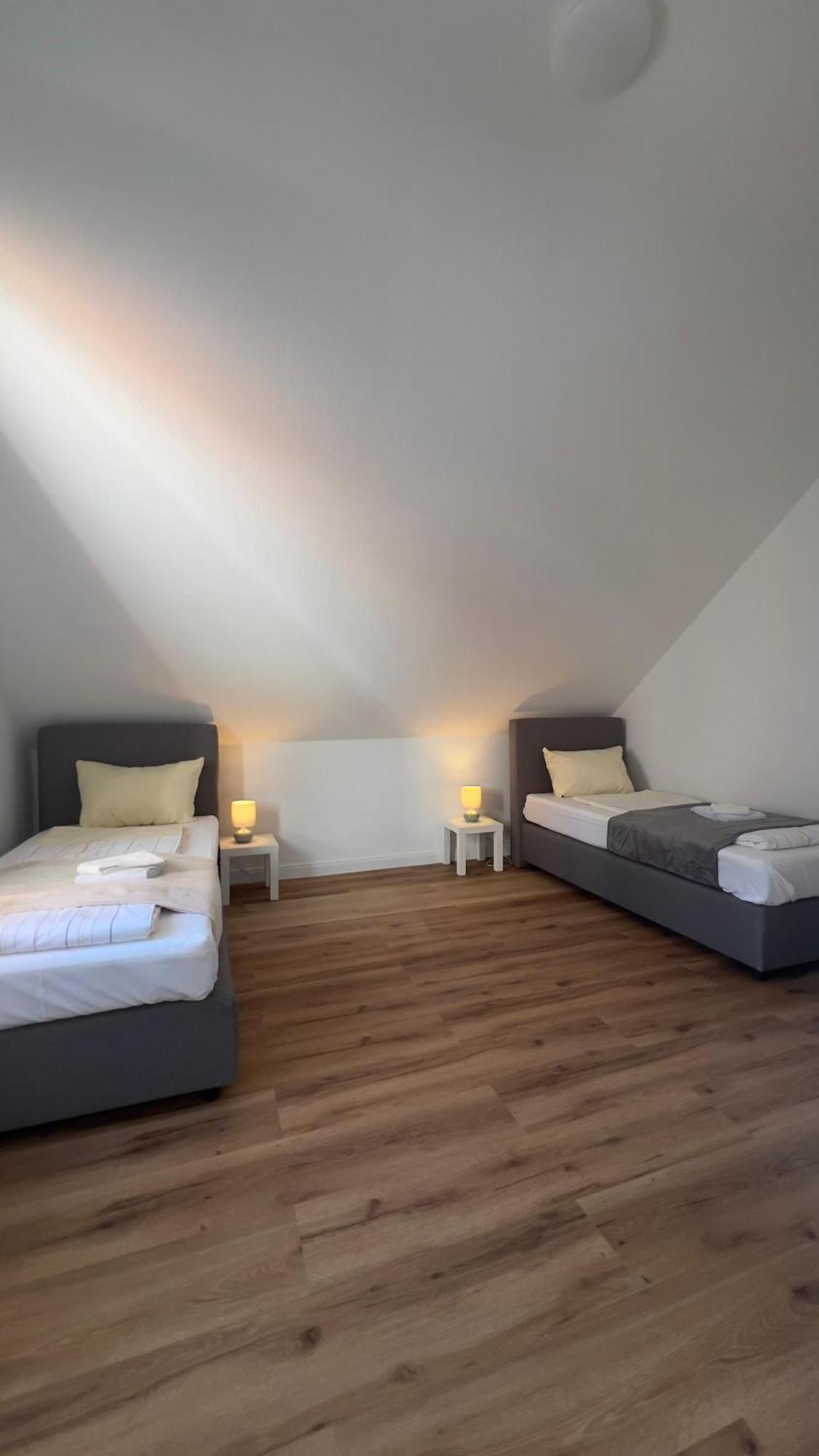 Modernes Apartment Mit 2 Schlafzimmern Und Privatparkplatz Nahe Innenstadt 노이뮌스터 외부 사진