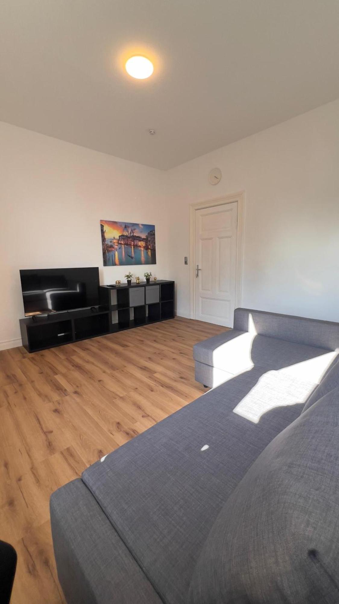 Modernes Apartment Mit 2 Schlafzimmern Und Privatparkplatz Nahe Innenstadt 노이뮌스터 외부 사진