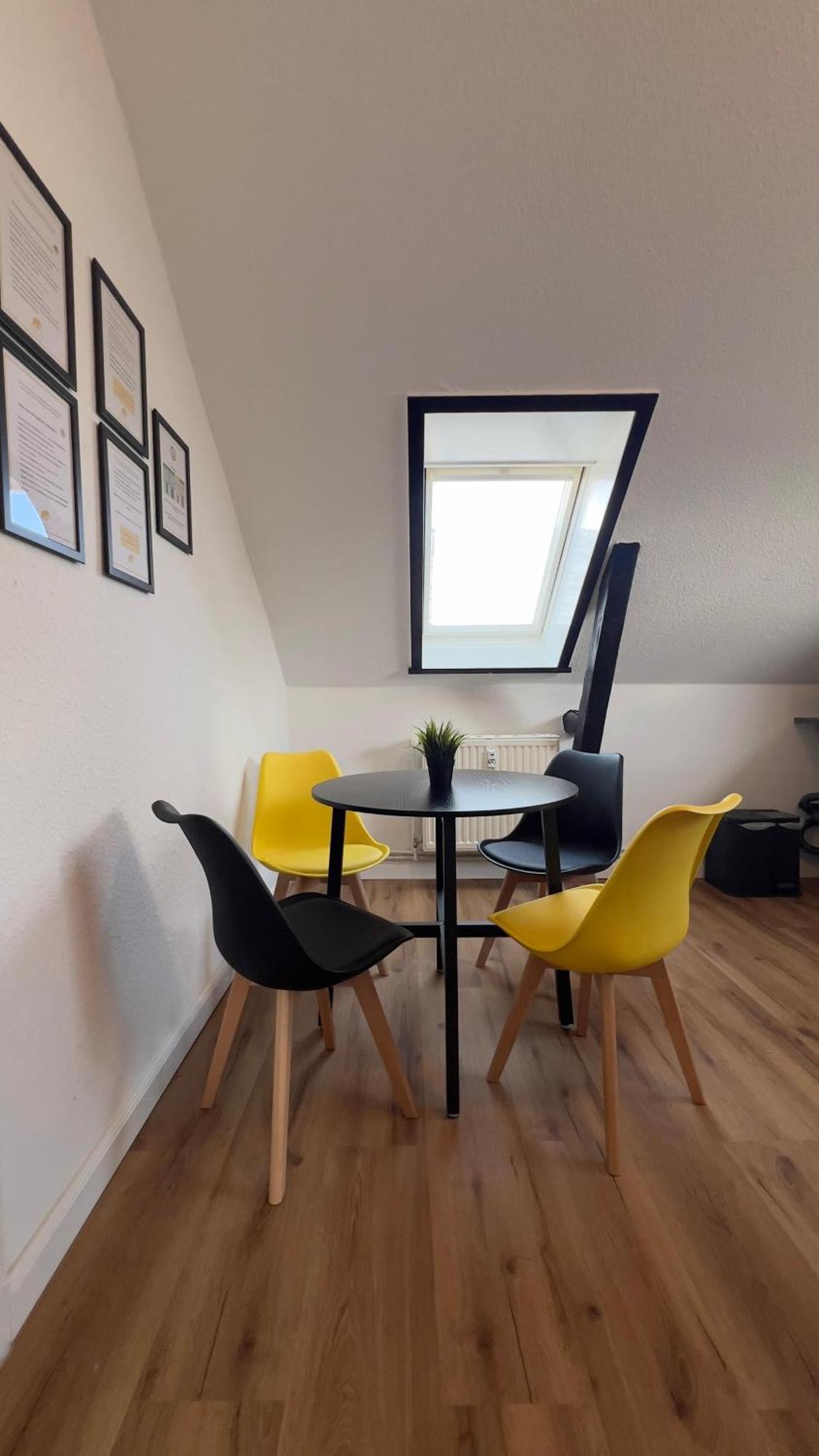 Modernes Apartment Mit 2 Schlafzimmern Und Privatparkplatz Nahe Innenstadt 노이뮌스터 외부 사진