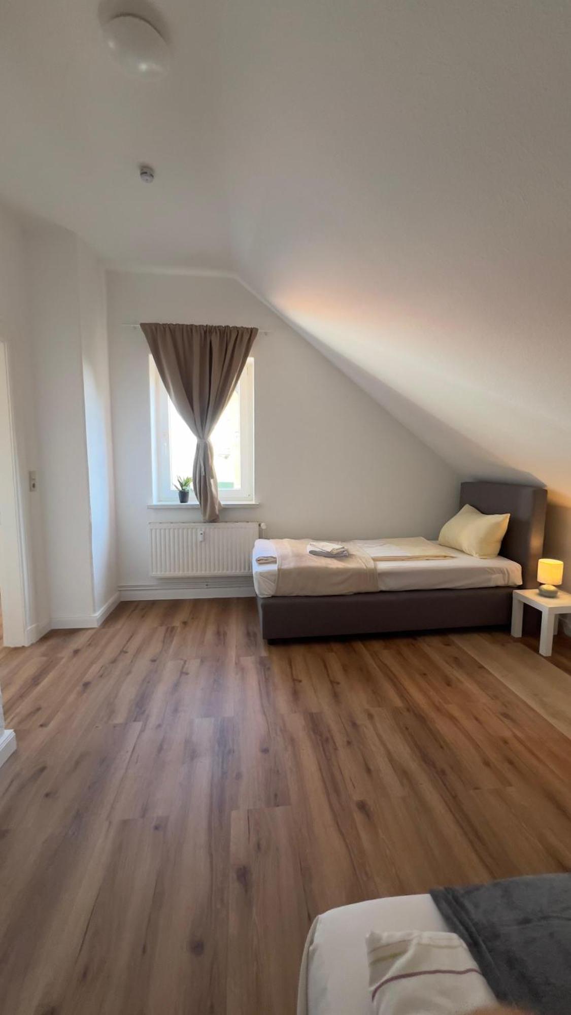 Modernes Apartment Mit 2 Schlafzimmern Und Privatparkplatz Nahe Innenstadt 노이뮌스터 외부 사진