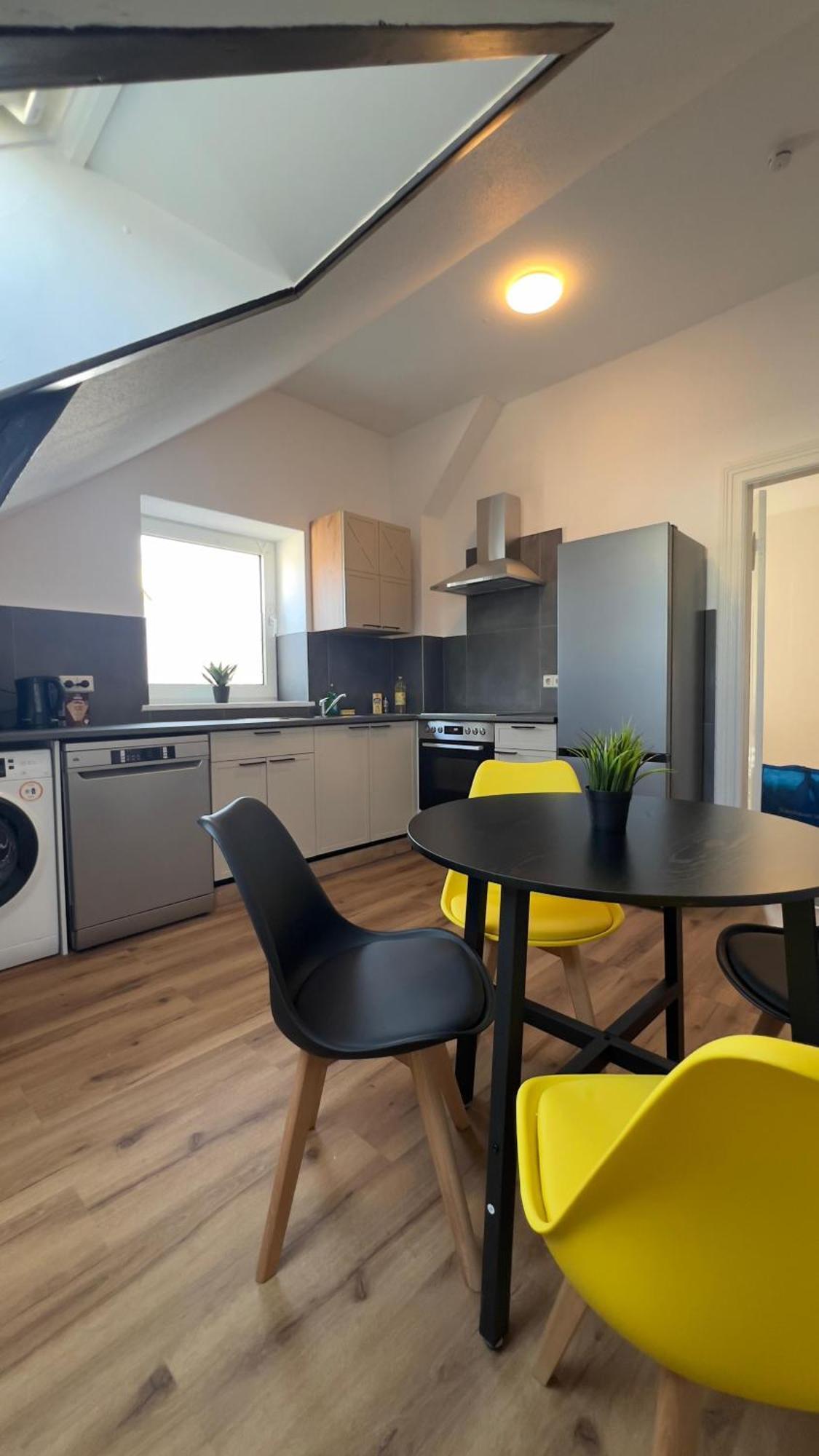 Modernes Apartment Mit 2 Schlafzimmern Und Privatparkplatz Nahe Innenstadt 노이뮌스터 외부 사진