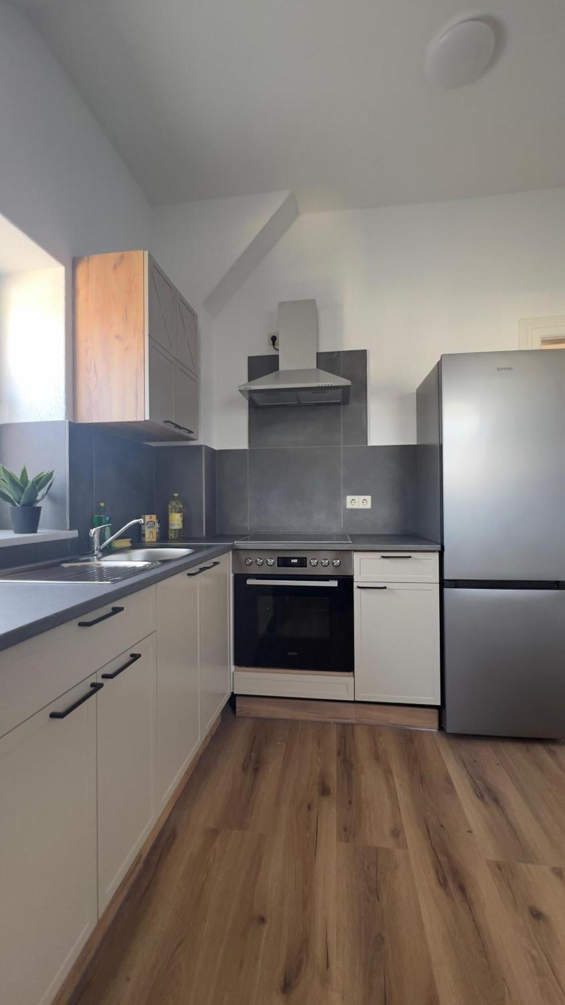 Modernes Apartment Mit 2 Schlafzimmern Und Privatparkplatz Nahe Innenstadt 노이뮌스터 외부 사진