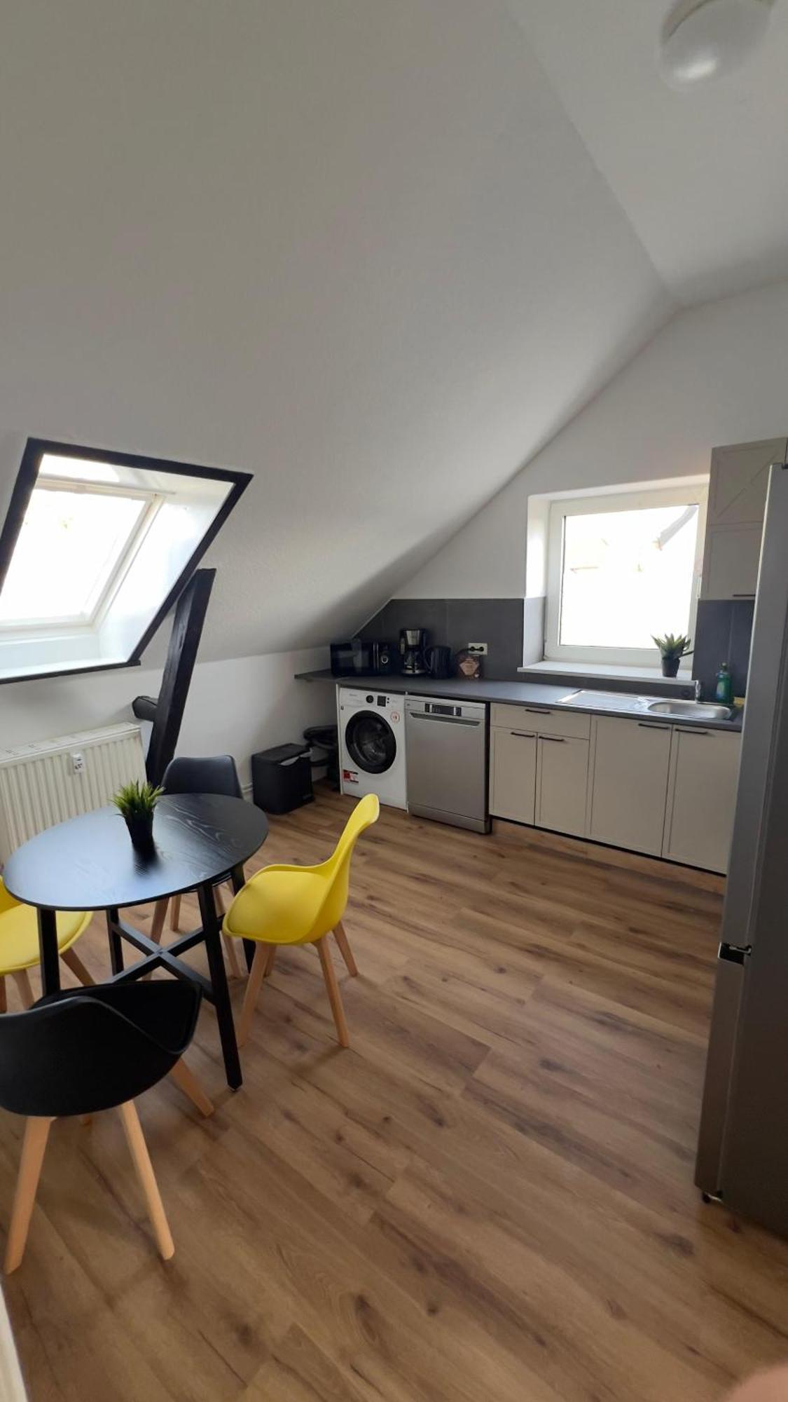 Modernes Apartment Mit 2 Schlafzimmern Und Privatparkplatz Nahe Innenstadt 노이뮌스터 외부 사진